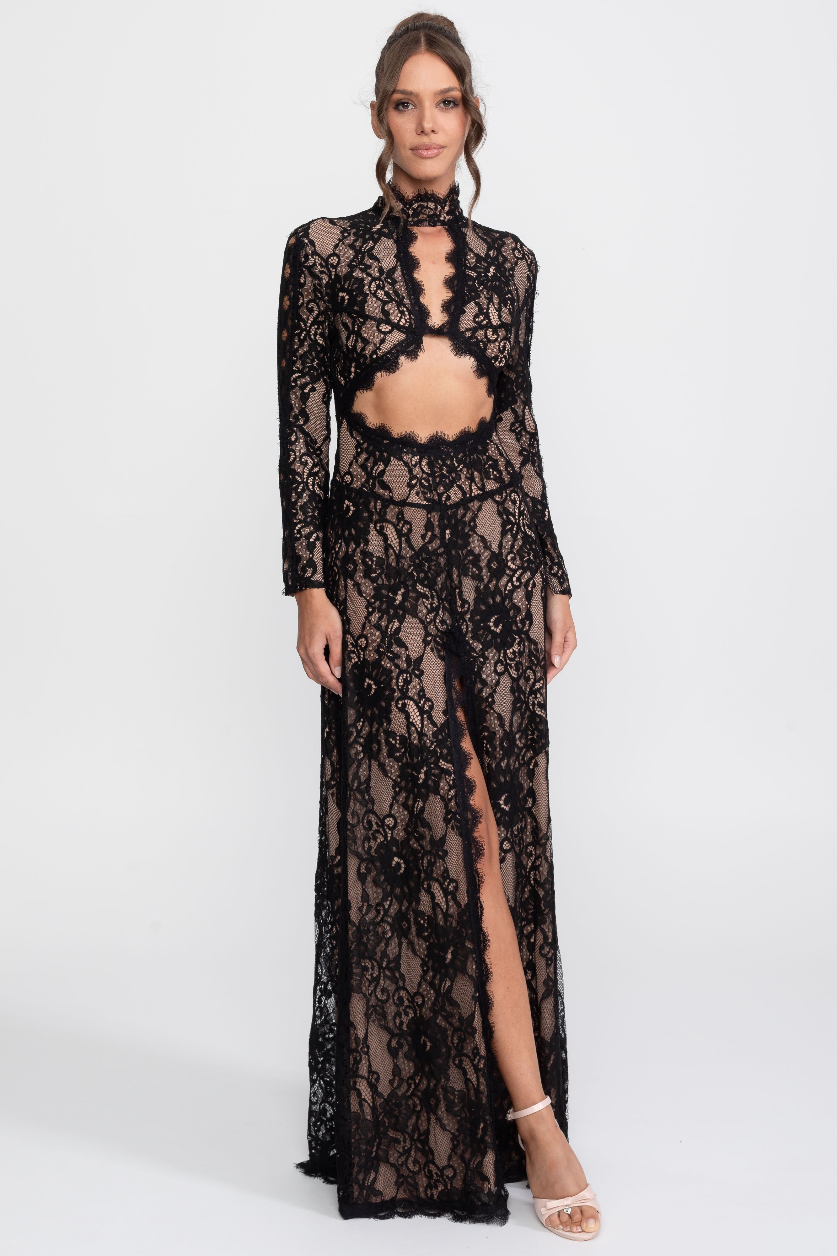 Rochie elegantă din dantelă cu guler înalt, decupaj frontal și șliț - negru 