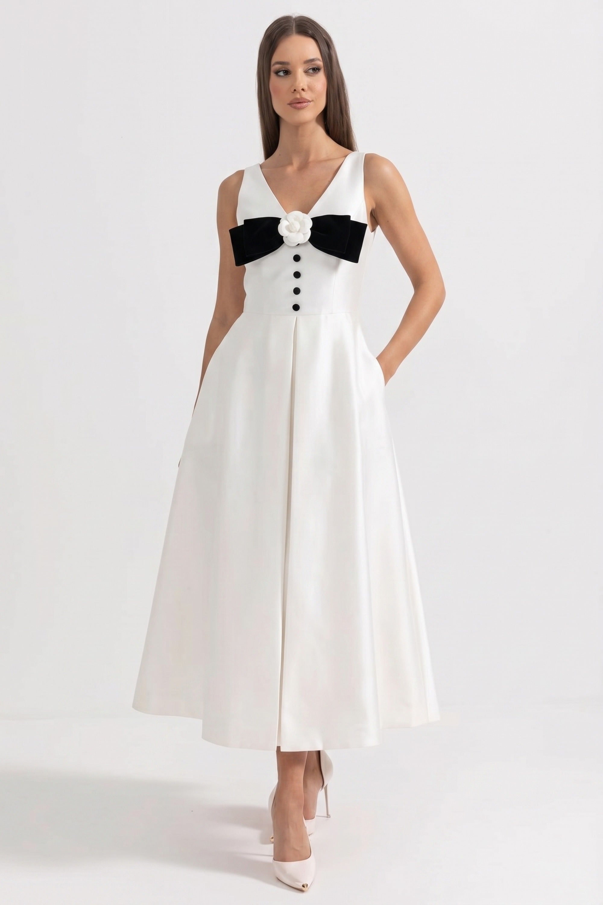Rochie maxi cu decolteu halter, cu bust accentuat de fundă neagră și închidere frontală cu nasturi - Alb 