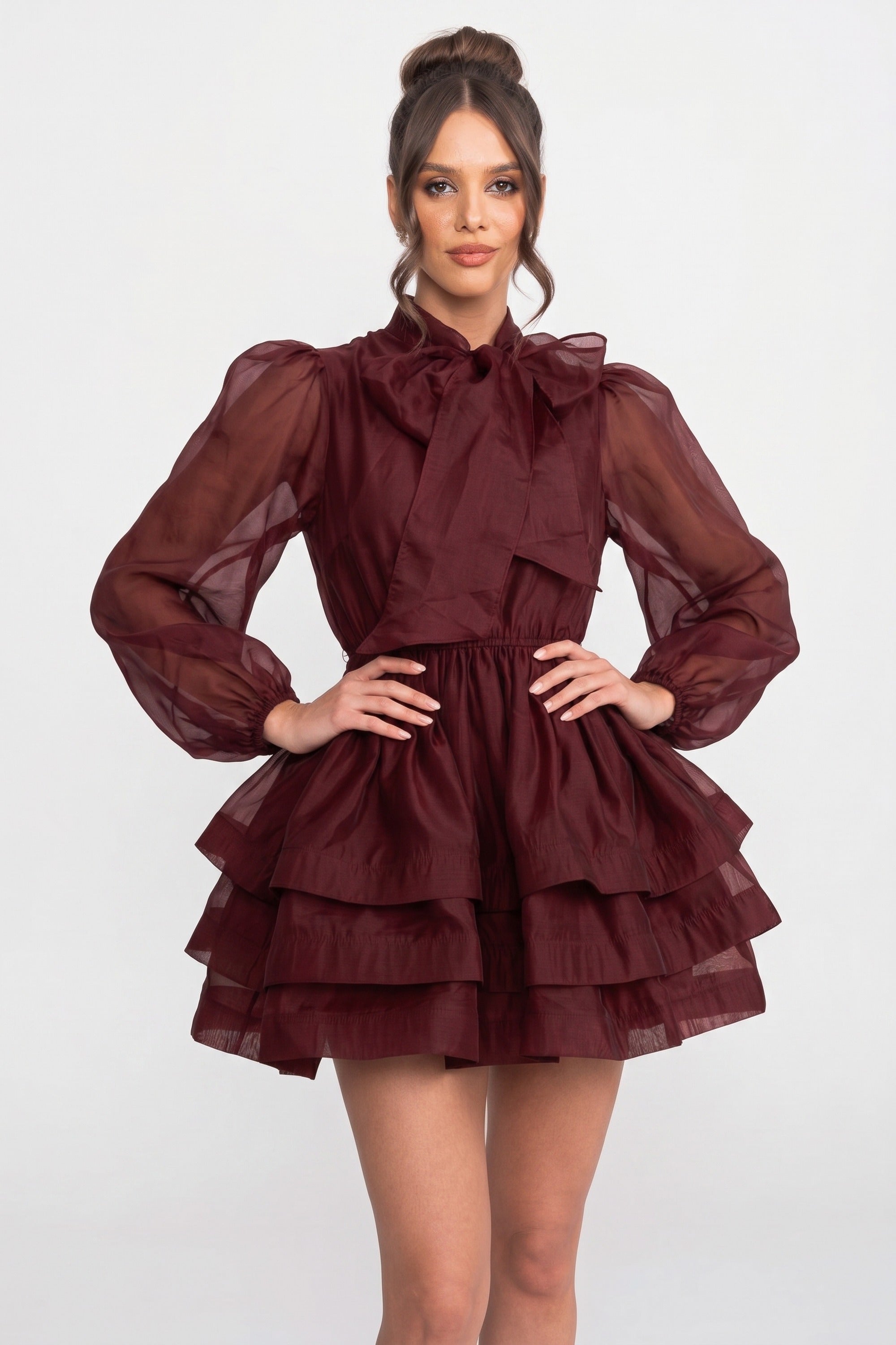 Rochie mini cu guler înalt, mâneci bufante, fustă cu volane în straturi și fundă - Wine 
