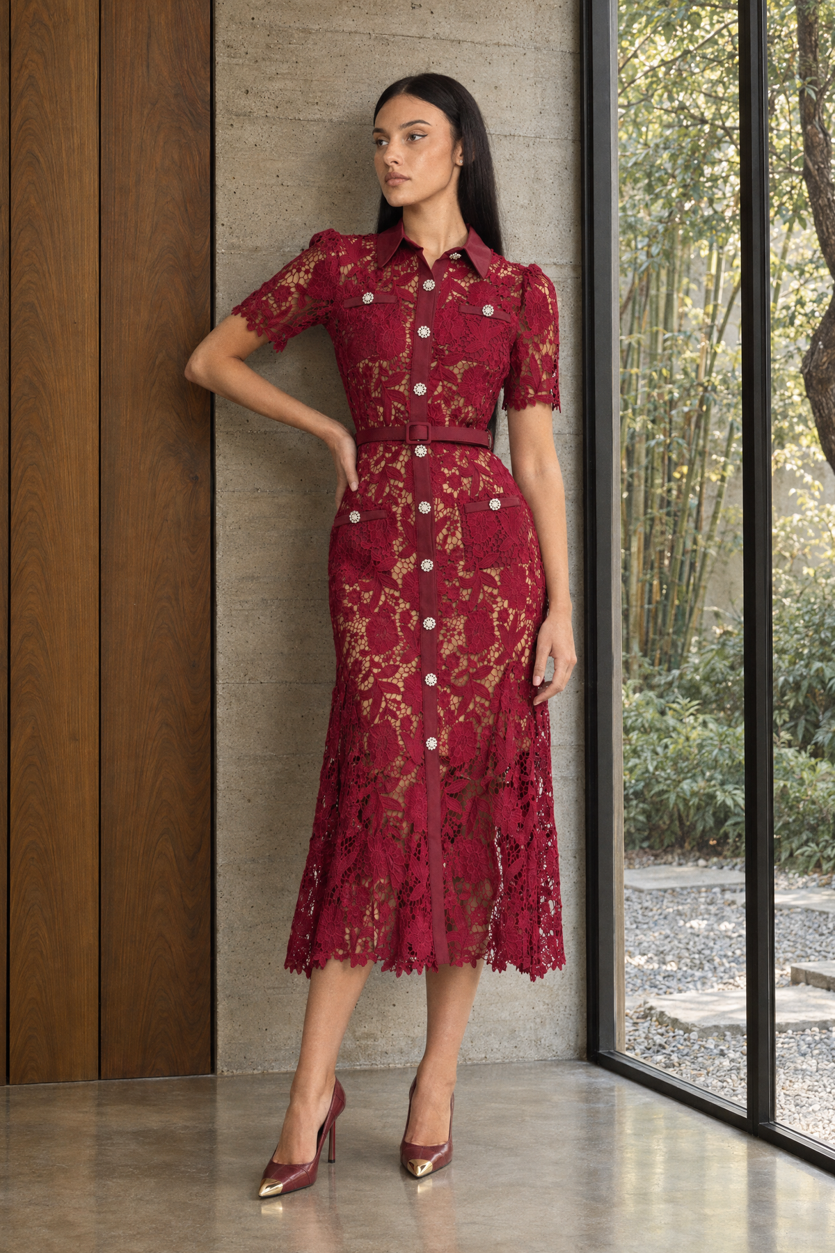 Rochie midi-cămașă din dantelă guipure cu nasturi din cristale - Burgundy 